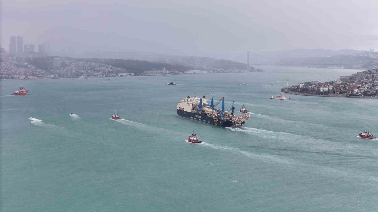 ‘Castorone’ İstanbul Boğazı’ndan geçti