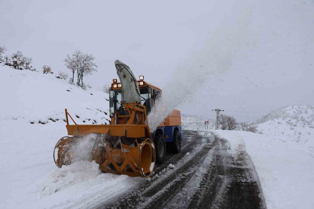 Bingöl’de beyaz esaret! 191 köy yolu ulaşıma kapandı