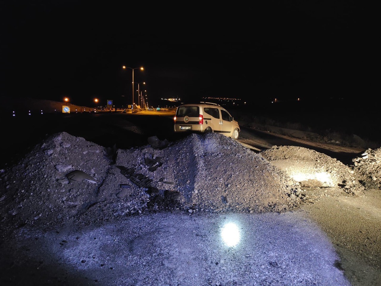 Konya'da araç  kum yığınına çarptı