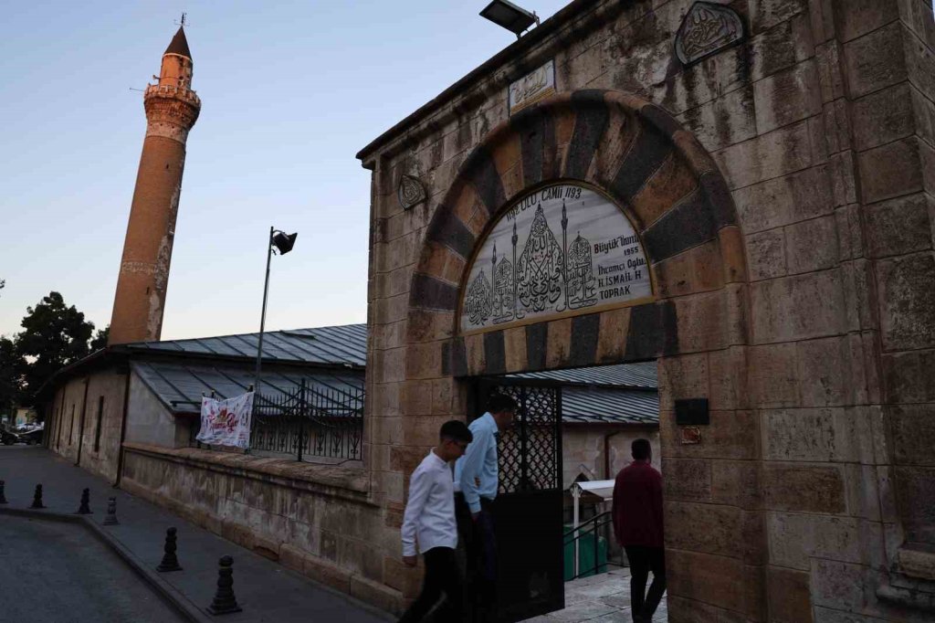 Pisa Kulesi'ne benzetilen Sivas Ulu Camii minaresi çelik halatlarla sabitlenecek