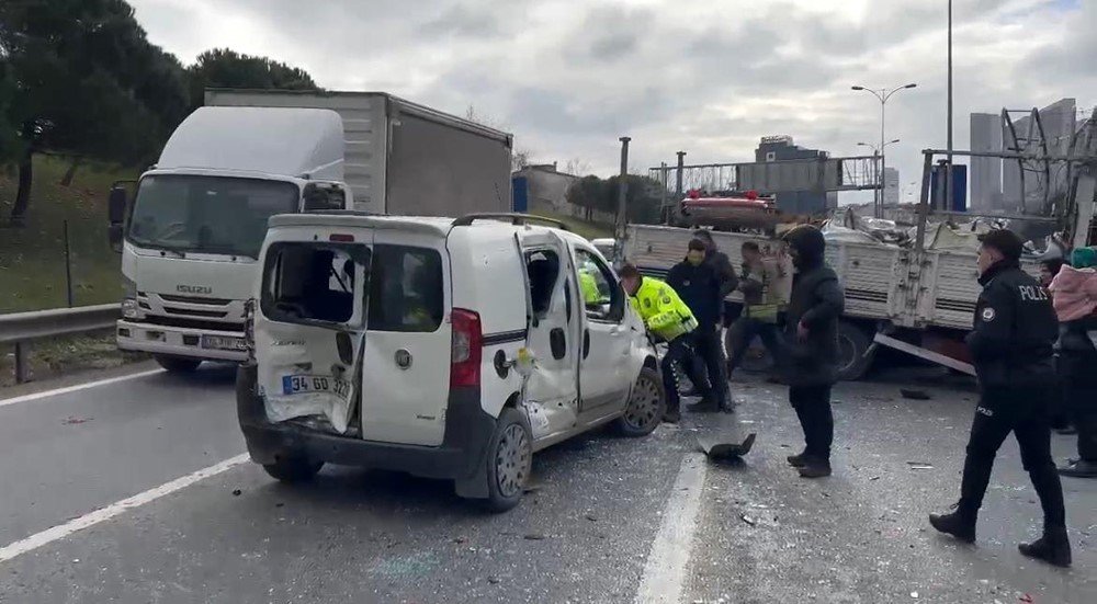 TEM'de zincirleme kaza: 4'ü çocuk 8 yaralı