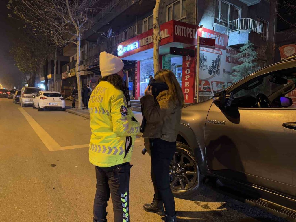 Polisi görünce içindeki kadınla beraber arabayı bırakıp kaçtı: Kadının savunması şaşırttı