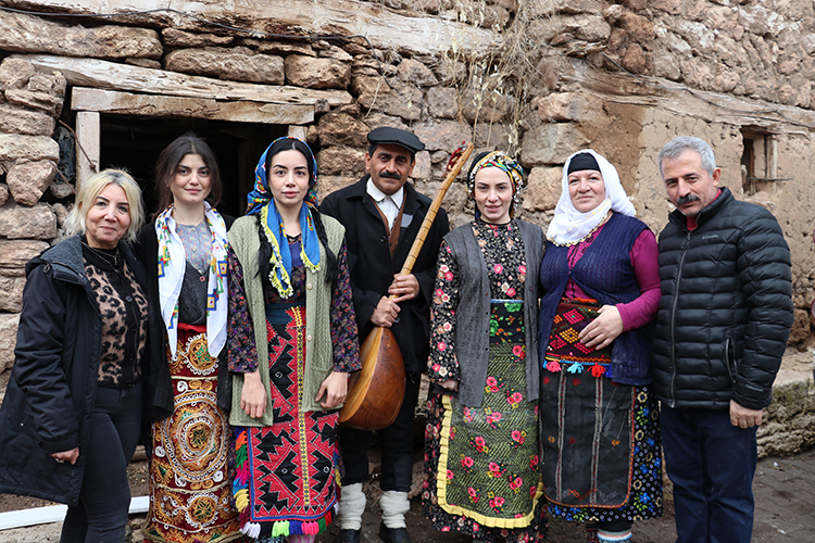 Aşık Veysel'in hayatı film oluyor: Çekimler Sivas'ta başladı