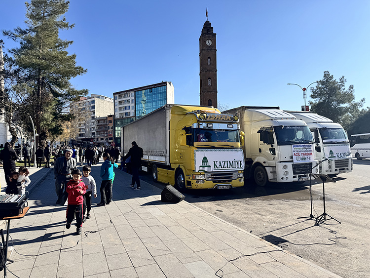 Siirt’ten Suriye’ye insani yardım: 3 tır malzeme gönderildi