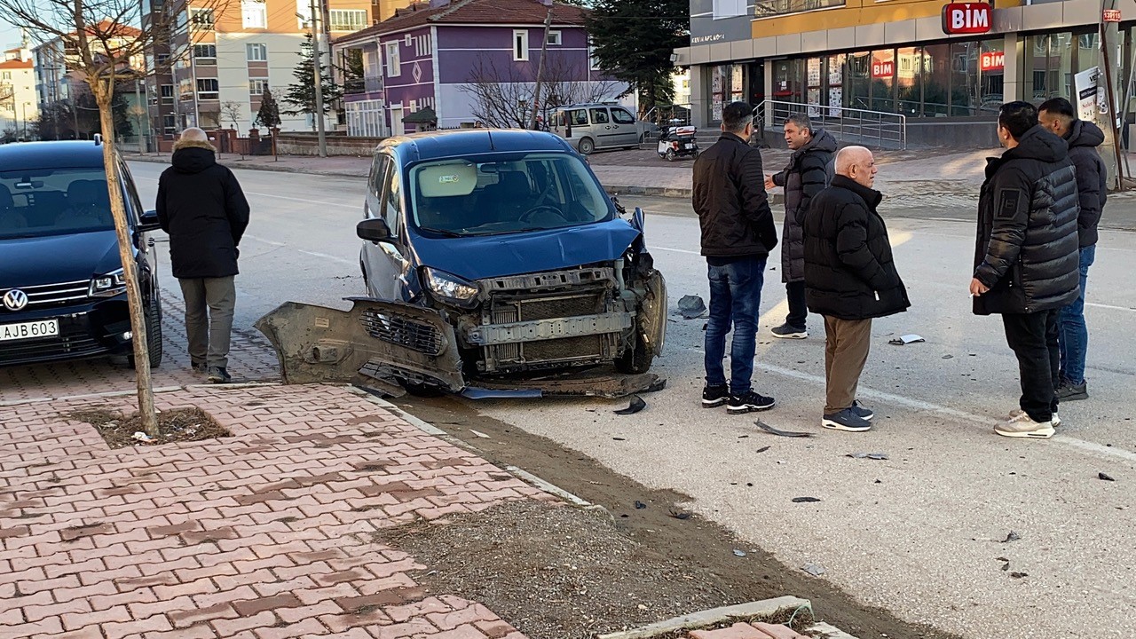 Konya'da iki hafif ticari araç çarpıştı