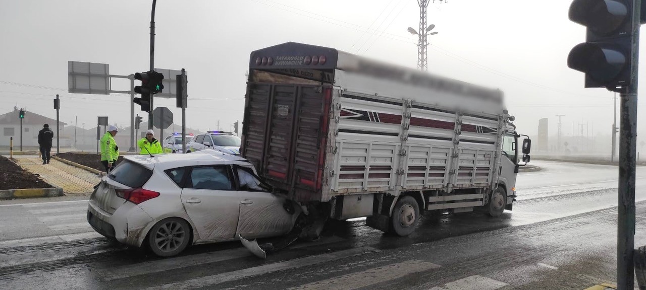 Konya’da otomobil kamyonete  çarptı: 1 ağır yaralı