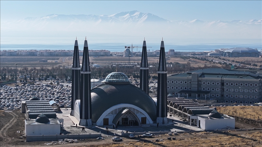 Tıbbiye Cami ve Külliyesi’nde ilk cuma namazı kılındı