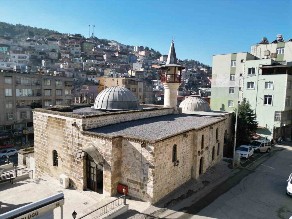 Tarihi cami restorasyon çalışmasının ardından ibadete açıldı