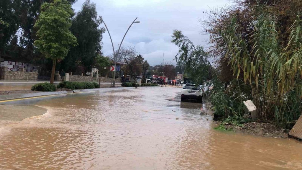 Datça’da sağanak yağış etkili oldu, karayolu göle döndü