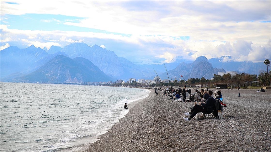 Antalya'da yeni yılın ilk haftasında güneşli hava yoğun ilgi görüyor