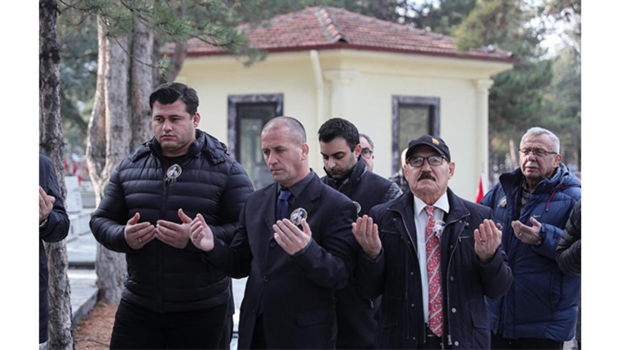 Yaşar Doğu kabri başında dualarla anıldı