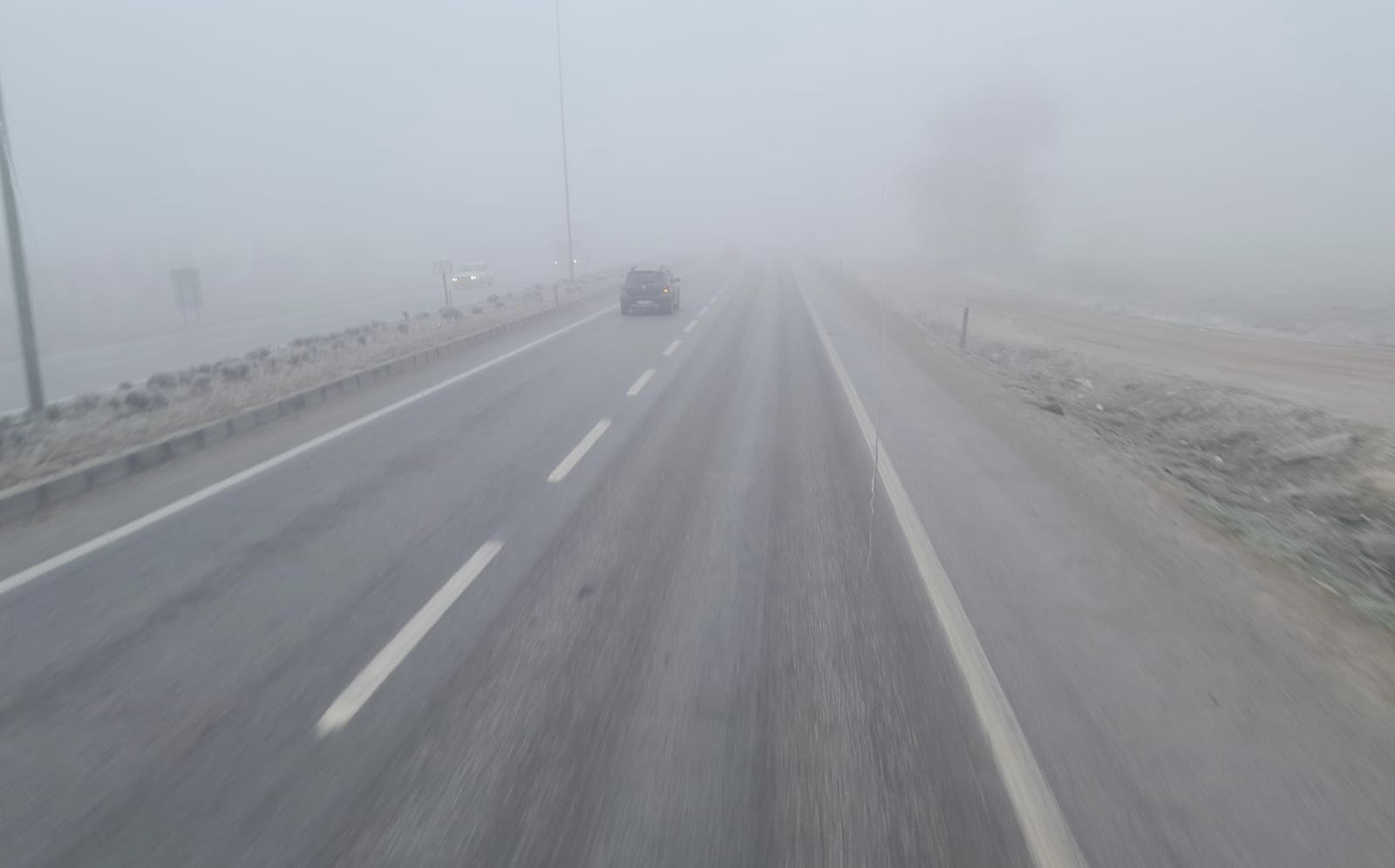 Karapınar'da etkili olan yoğun sis, trafiği zorlaştırdı