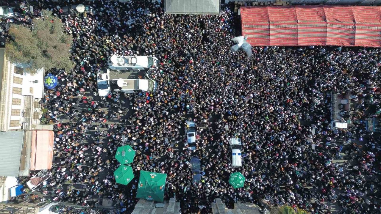 Emevi Camii’nde üzücü olay:  Cuma namazı izdihamında 3 kişi hayatını kaybetti