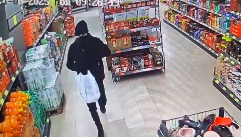 Bıçakla market çalışanını tehdit ederek 200 bin lirayı gasp etti