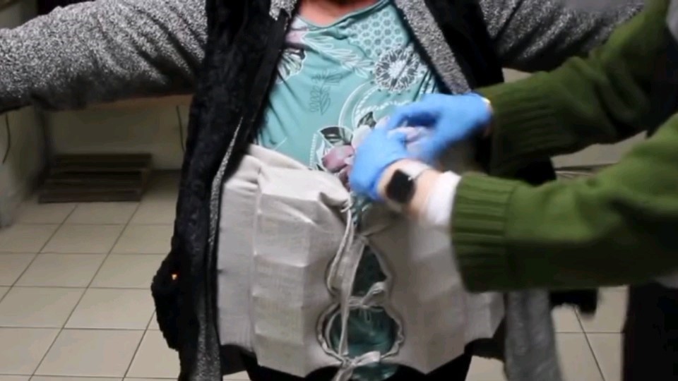 Beline sardığı 5 bin ilaçla gümrüğü geçecekti!