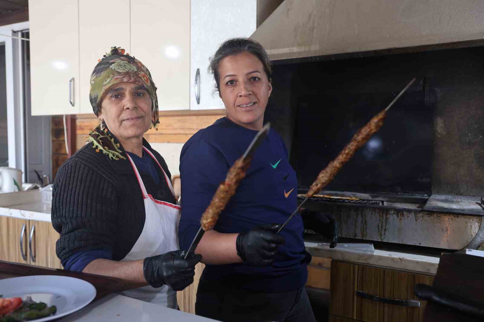 16 yıllık gelin ve görümce kebap tezgahında birlikte çalışıyor