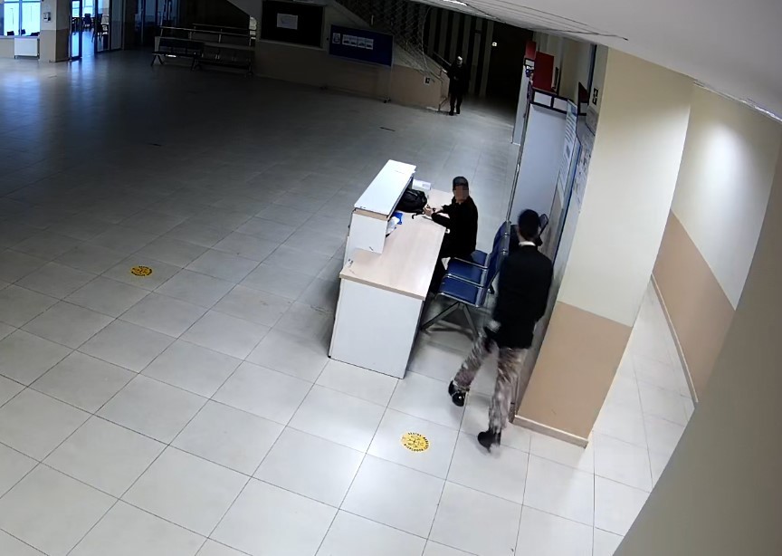 Müdür yardımcısını bıçaklamıştı: Öğrenci oyundan etkilenip bıçak koleksiyonu yapmış