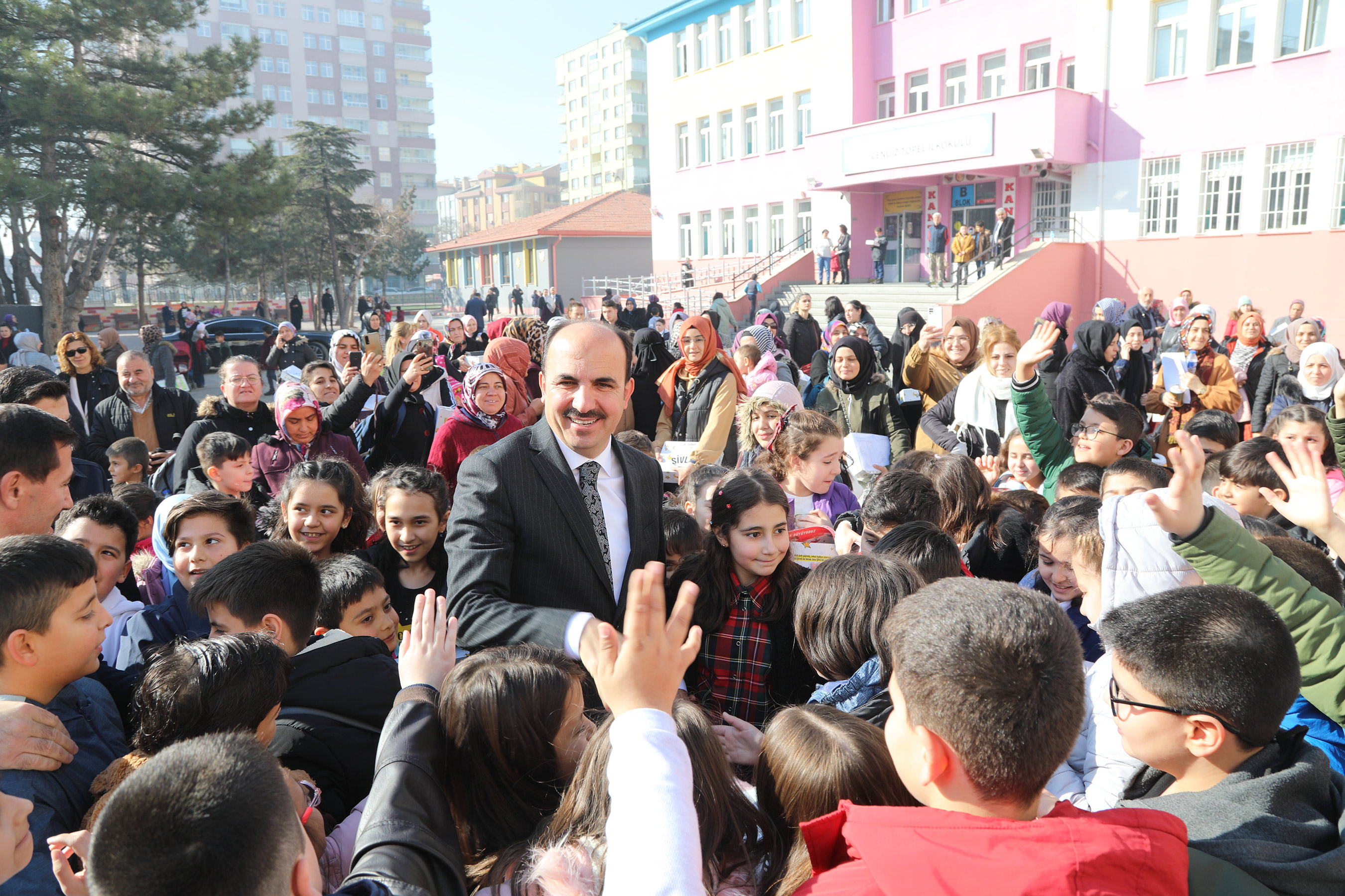 Başkan Altay'dan karnelerini alan öğrencilere davet