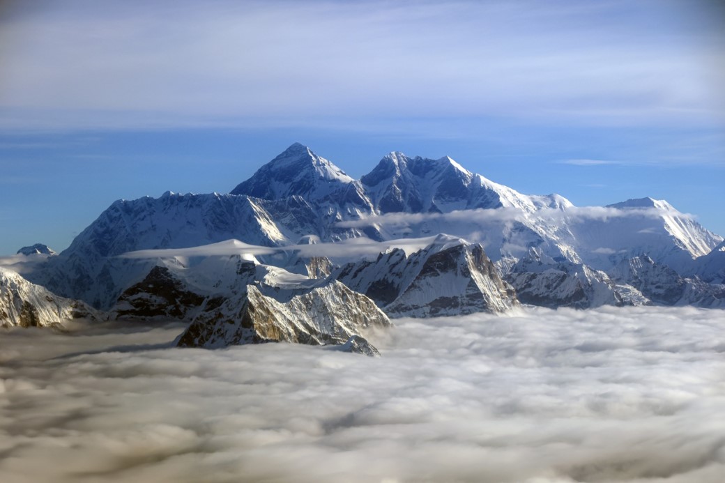 Türk yönetmen, dünyanın en yüksek dağını uçaktan görüntüledi