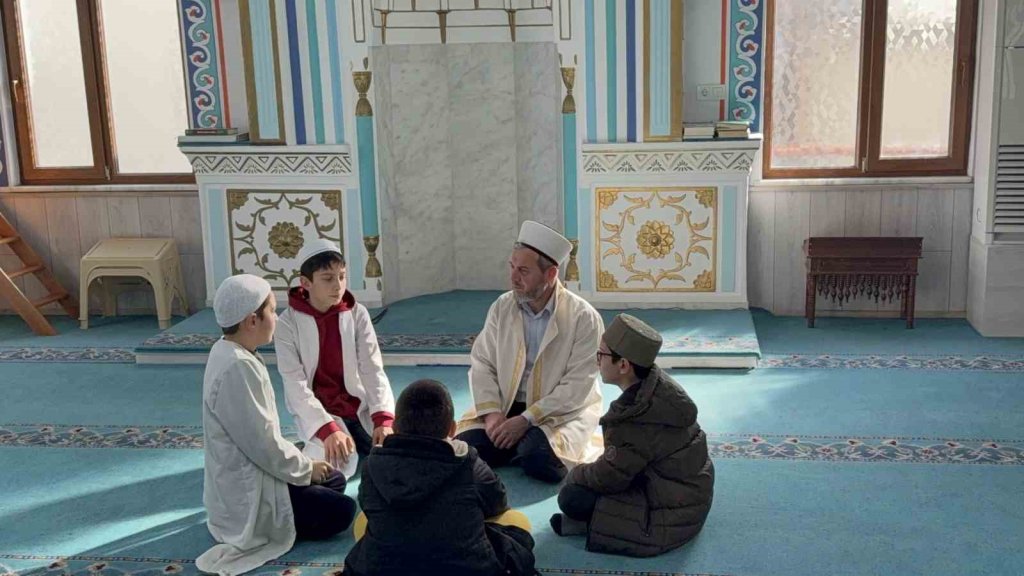 Yabancı turisti camide ağırladı, turist sosyal medyadan teşekkür etti