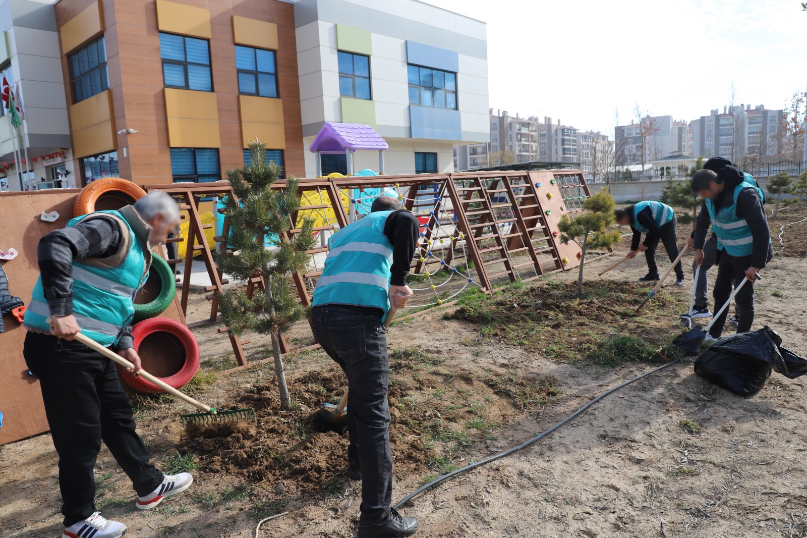 Konya'da hükümlüler yarı yıl tatilinde okullara bakım yapıyor