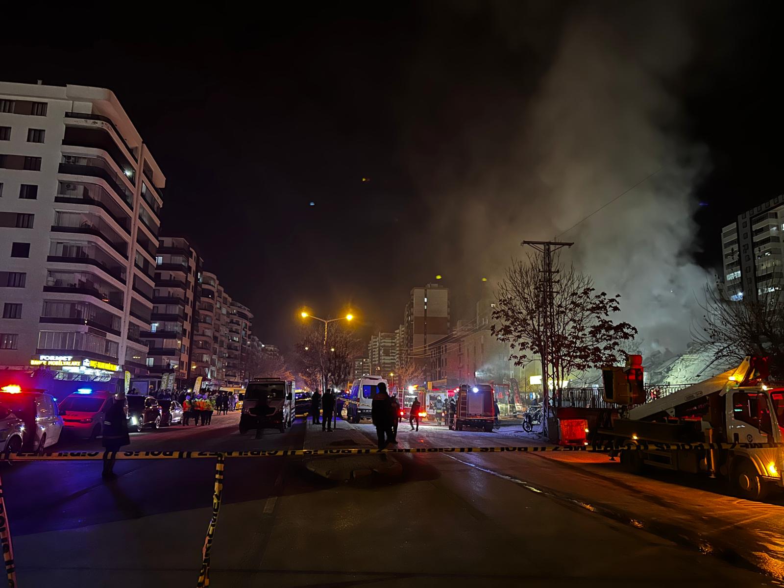 Çöken binada yeni detaylar: Alt katlarda ışıklar yanıyordu