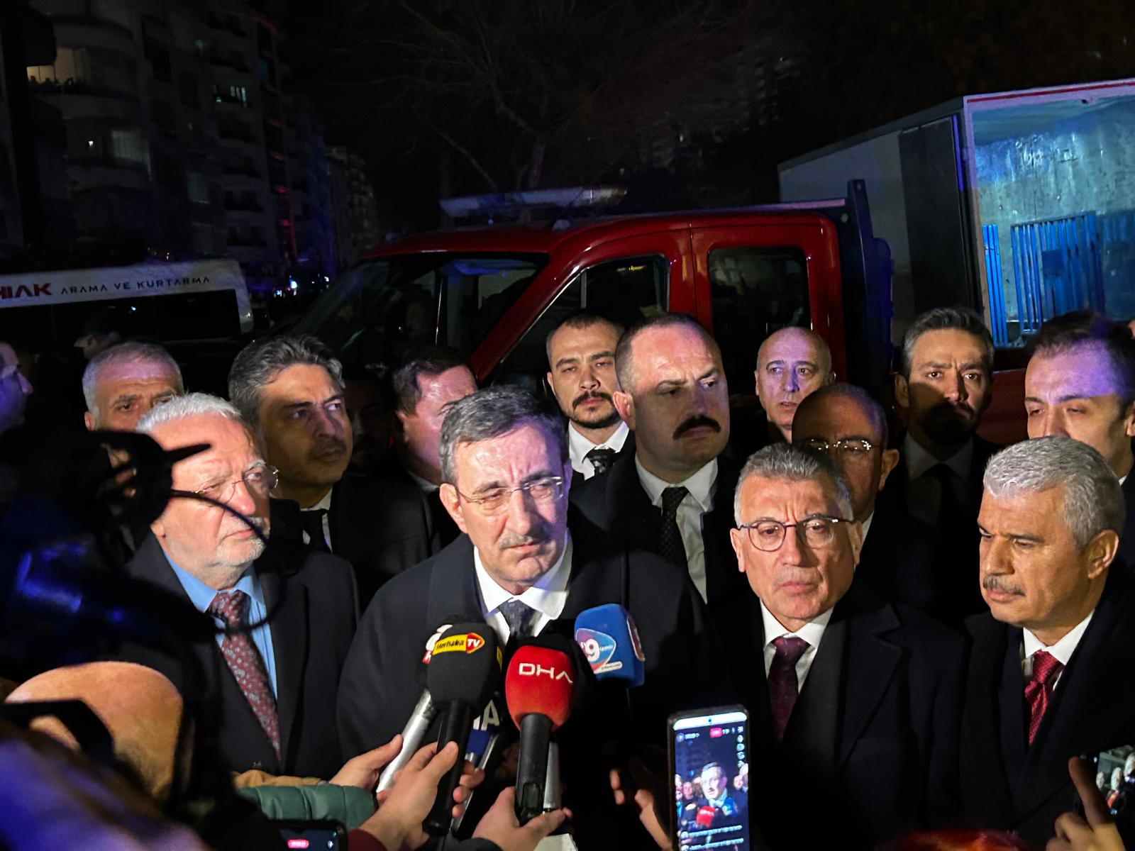 Cumhurbaşkanı Yardımcısı Yılmaz’dan açıklama: “Enkaz altındaki vatandaşlara ulaşmak önceliğimiz”