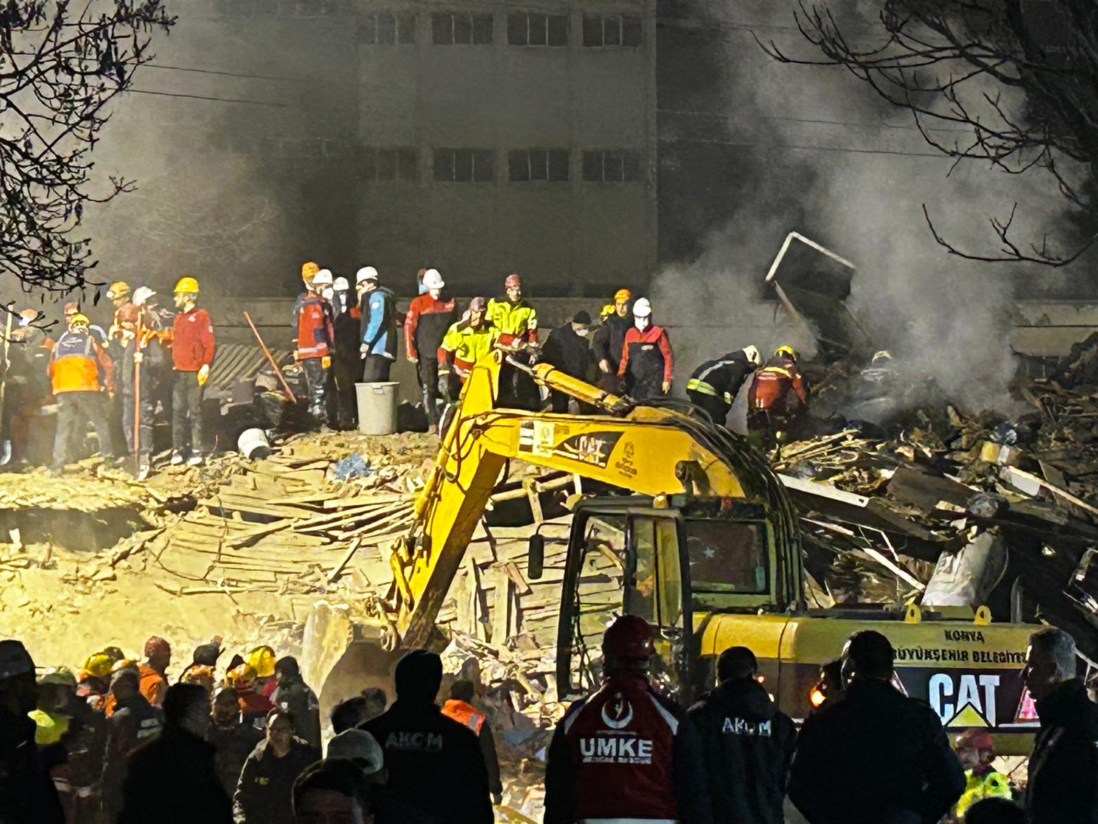 Selçuklu’da çöken binada işletmeci facianın daha büyük olmasını önledi