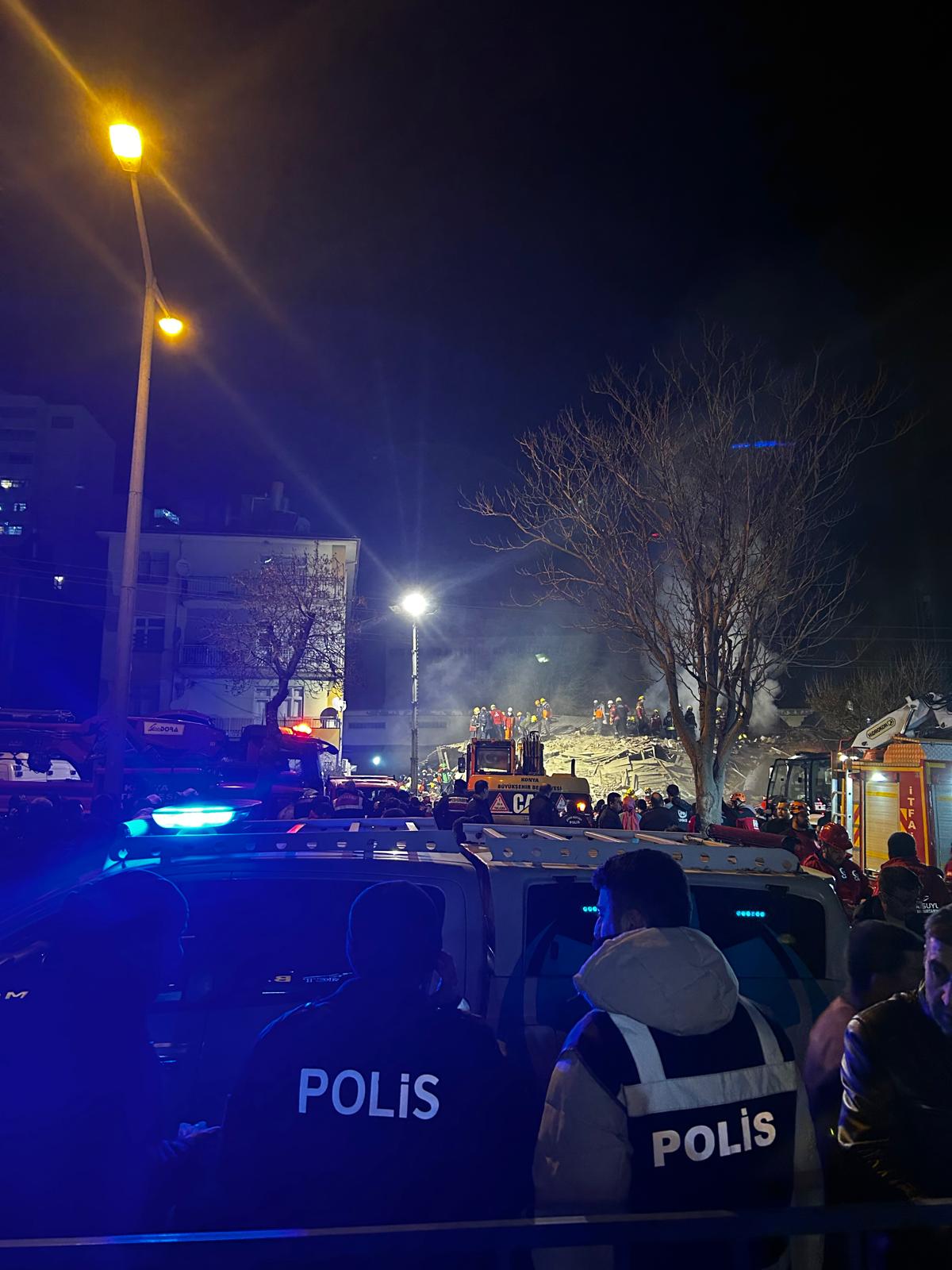 Çöken binanın yakınındaki binalar tedbir amaçlı boşaltıldı