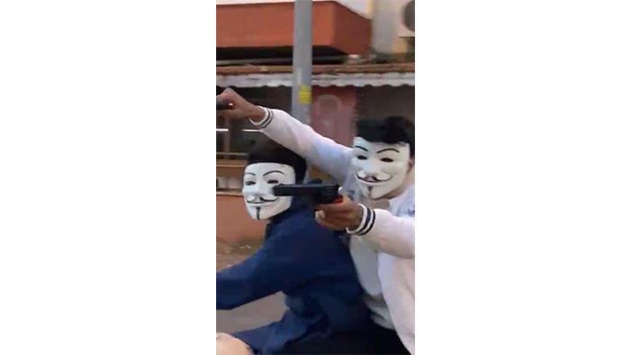 Anonymous maskeli motosikletliler, oyuncak tabancayla korku saçtı