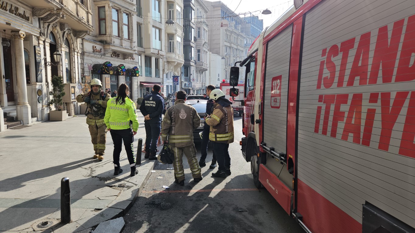 Beyoğlu'ndaki otelde elektrik panosu yangını: Turistler panikle dışarı çıktı