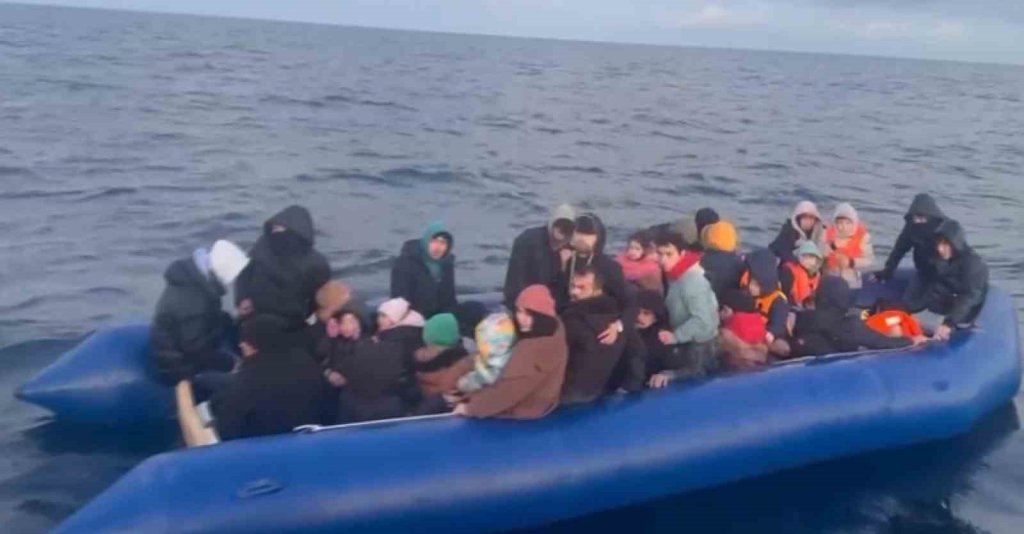 Yunan sahil güvenliği kaçak göçmenleri geri iterek ölüme terk etti