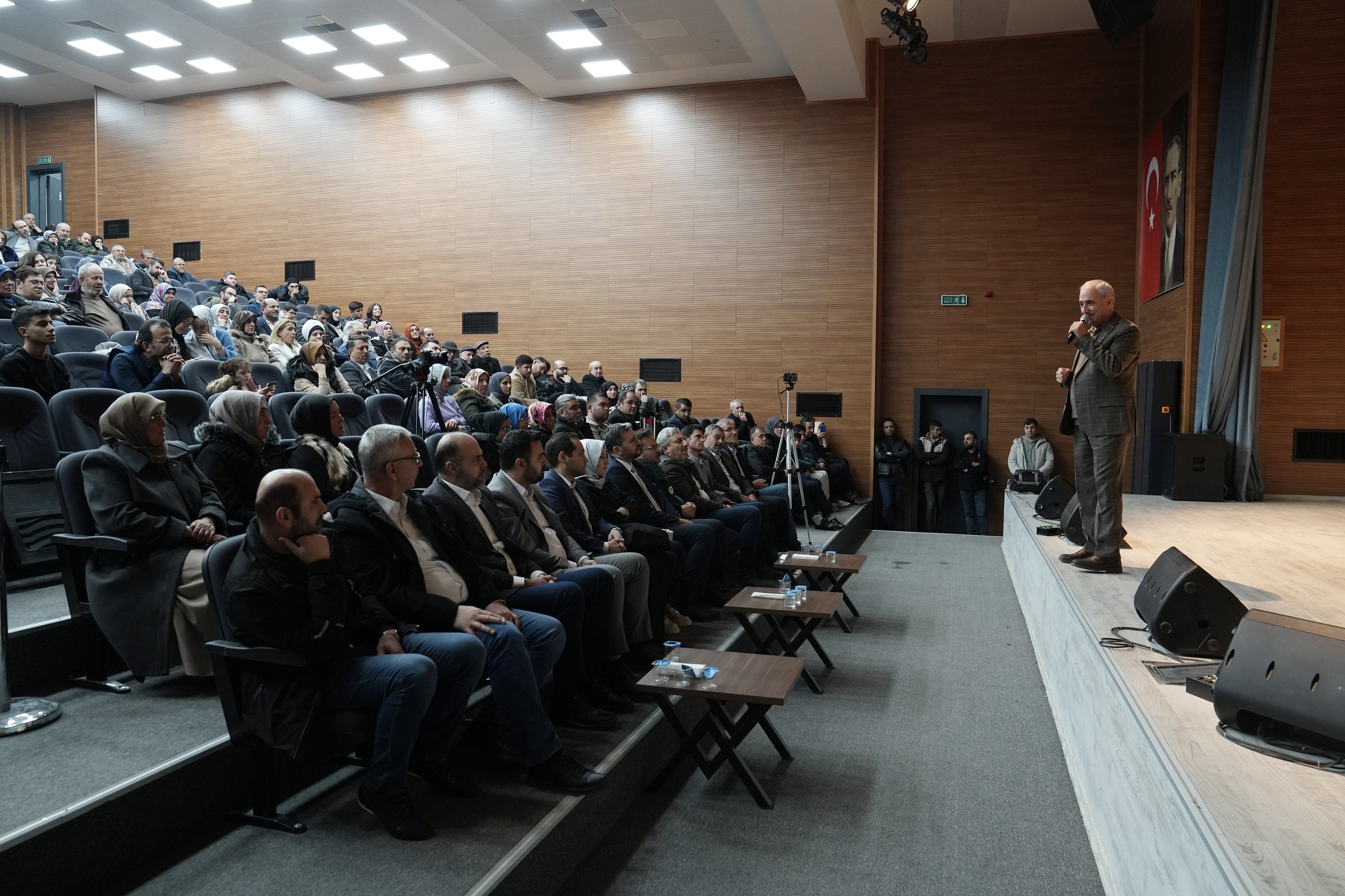 Konya büyükşehir belediyesi şehir konferansları sürüyor