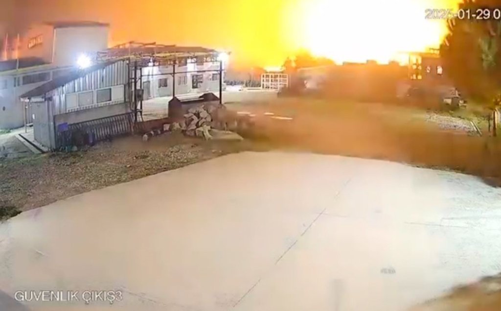 Tekstil fabrikasında patlama: Patlama anı kameralara yansıdı