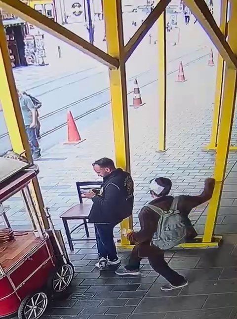 Beyoğlu'nda polis memurunu ensesinden bıçaklayan sanık hakim karşısına çıktı (VİDEOLU)