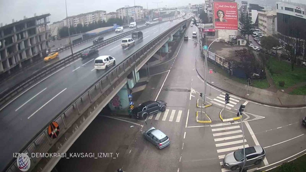 İzmit’te milimlik kurtuluş! Kaza anı kamerada