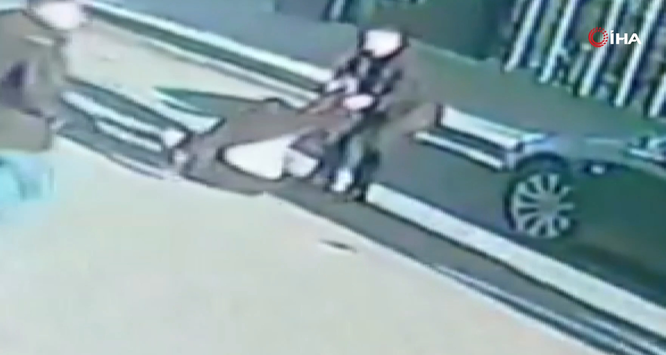 Bisikletten düşen çocuğu tişörtünden sürükledi (VİDEOLU)