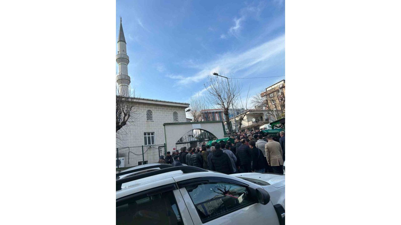 Eyüpsultan’da 17 yaşındaki çocukları tarafından ölürülen aile üyeleri son yolculuğuna uğurlandı