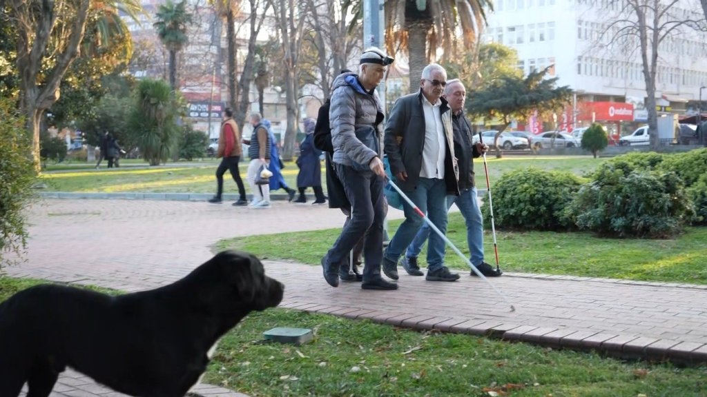 Görme engellilerin kabusu: Scooterlar, sokak köpekleri, kaldırım işgalleri