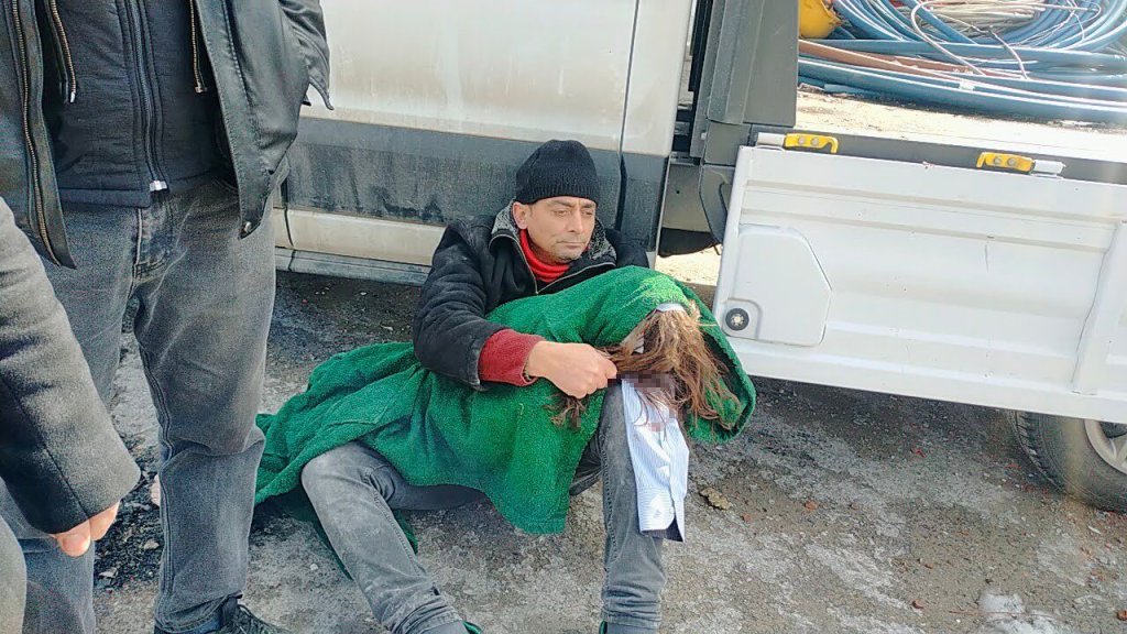 Asrın felaketinden yeni görüntü! Bir babanın yürek yakan vedası