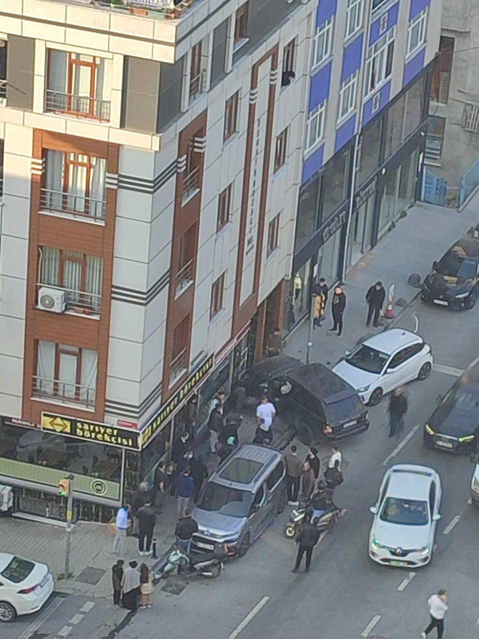 Direksiyon hakimiyetini kaybeden sürücü dükkana daldı