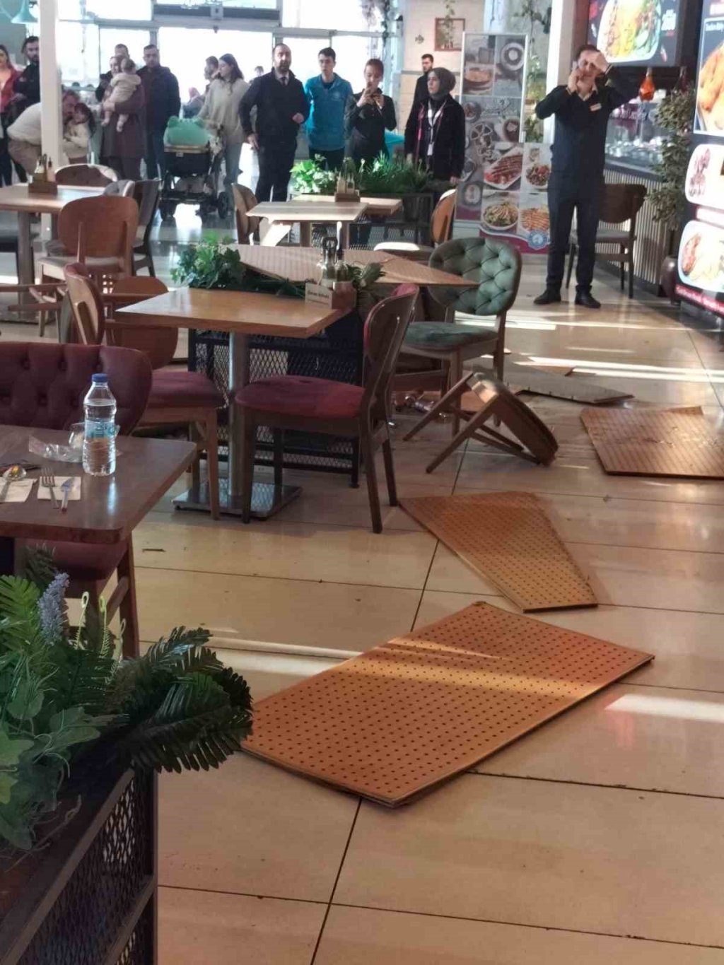 AVM'de tavan çöktü