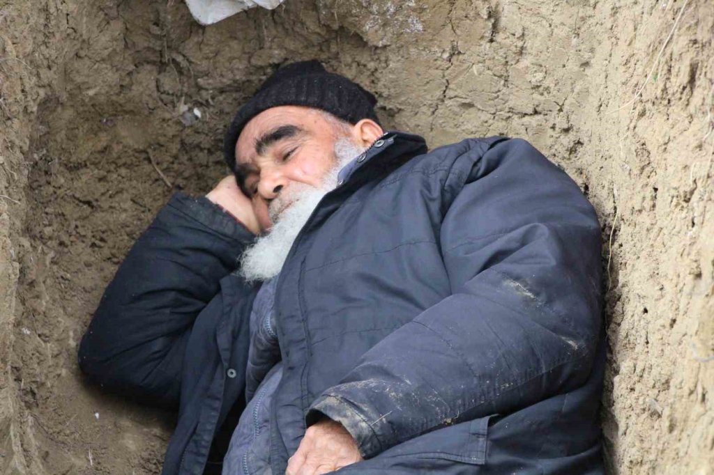 Ölmeden kazdığı mezarına geceleri girip yatıyor