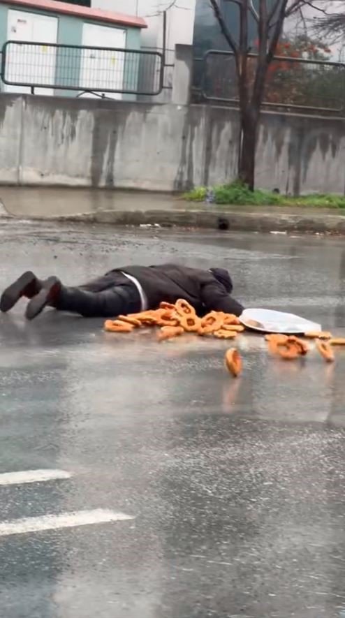 İstanbul'da bayılma numarasıyla duygu sömürüsü kamerada