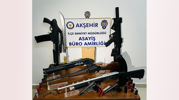 Konya’da iş yerinden çok sayıda tüfek ve silah ele geçirildi