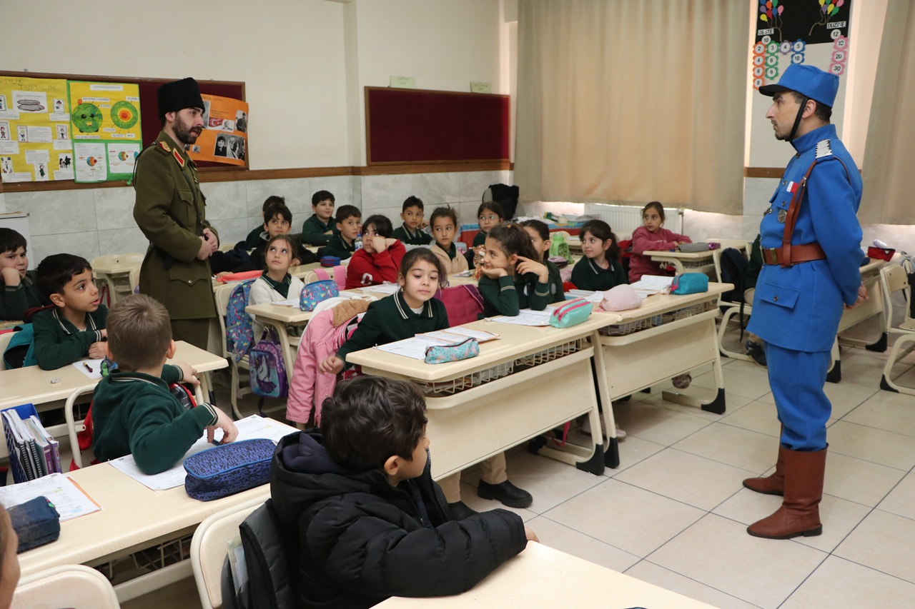 Konya Çat Kapı Fikir & Sanat Tiyatro Ekibi öğrencilere Milli Mücadele'yi çat kapı anlattı