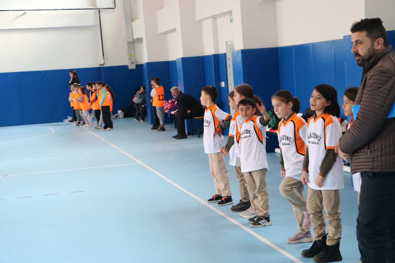 Sarayönü'nde geleneksel çocuk oyunları yarışması düzenlendi