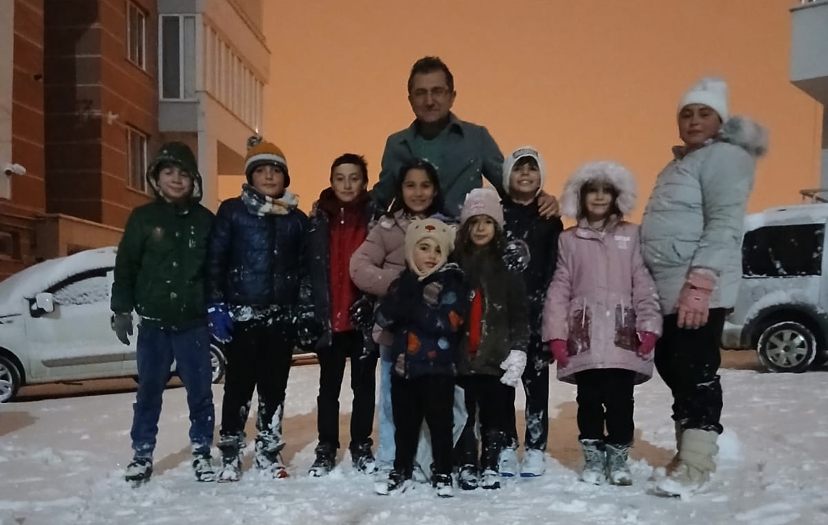 Karapınar'da kar keyfi: Belediye Başkanı Önal çocuklarla kartopu oynadı