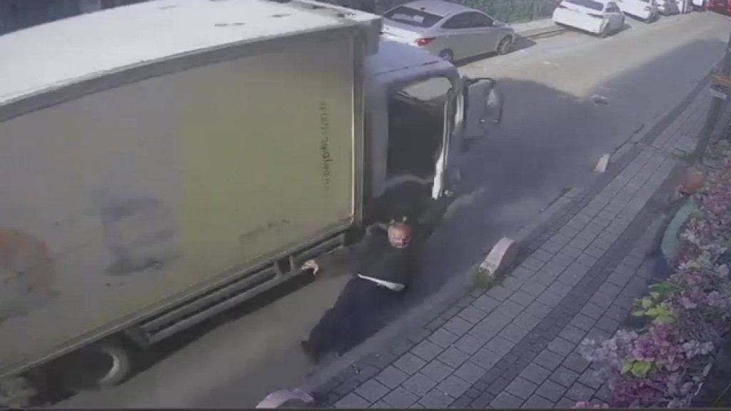 Kamyonete tutunan İETT şoförü metrelerce sürüklendi (VİDEOLU)