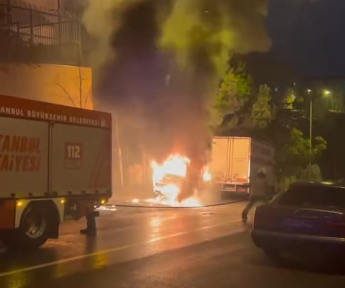 Alev alan araçta patlamalar peş peşe geldi